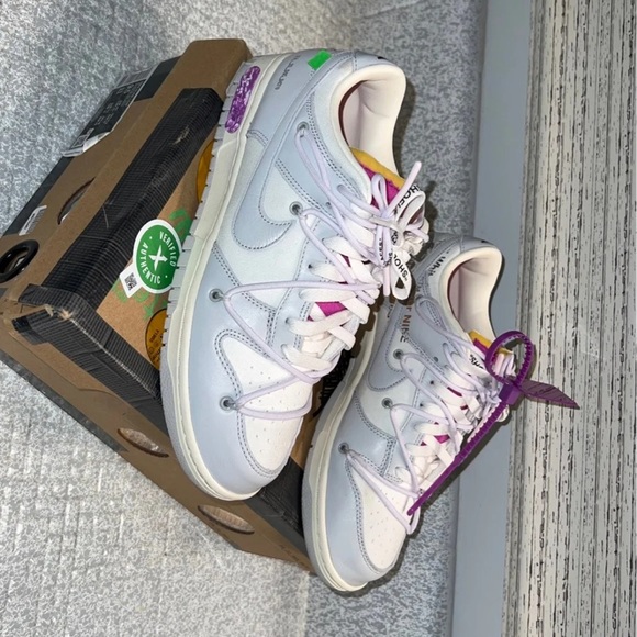 Like brand new, no crease, no scuff marks, come with box - Picture 6 of 11